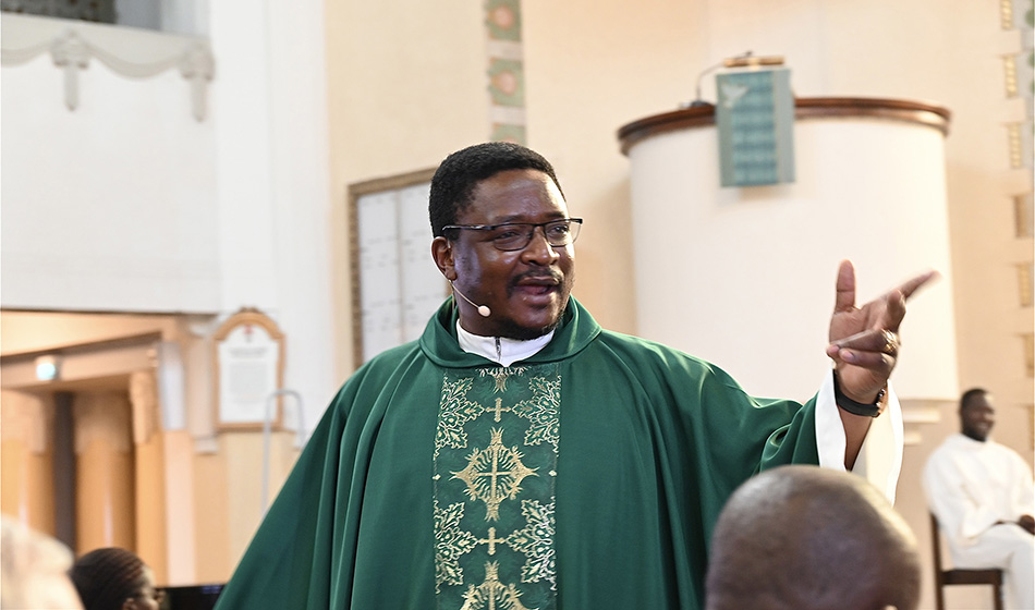 Isä Leonard Wobilla Shwei